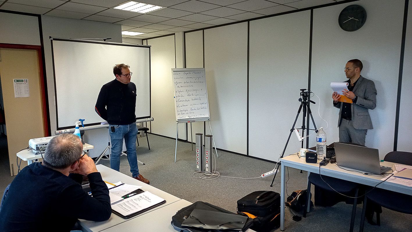 Atelier de prise de parole avec caméra, formateur et participants